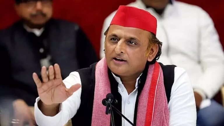अखिलेश यादव ने बैंकिंग व्यवस्था पर सवाल उठाते हुए
