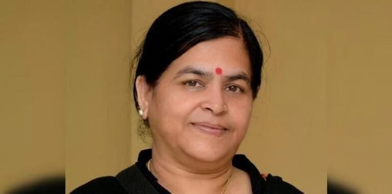 इंदौर में बीजेपी विधायक ऊषा ठाकुर के काफिले का वीडियो जिसमें समर्थक चलती कारों के गेट से लटके दिखे