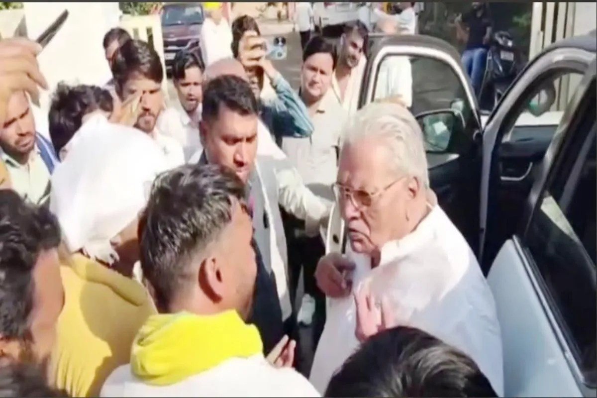 BJP विधायक ने युवक से पूछा 'मैं गधा हूं क्या?', युवक ने दिया ऐसा जवाब, VIDEO वायरल 1 शिवपुरी में भाजपा विधायक और युवक के बीच गधे को लेकर विवाद