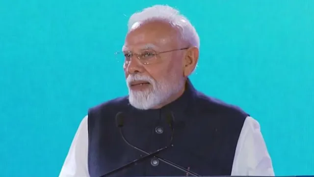 ब्लूमबर्ग इकोनॉमी फोरम में पीएम मोदी बोले, भारत लोकतंत्र की जननी है 1 प्रधानमंत्री मोदी ब्लूमबर्ग न्यू इकोनॉमी फोरम में भारत लोकतंत्र की जननी के विषय पर भाषण देते हुए