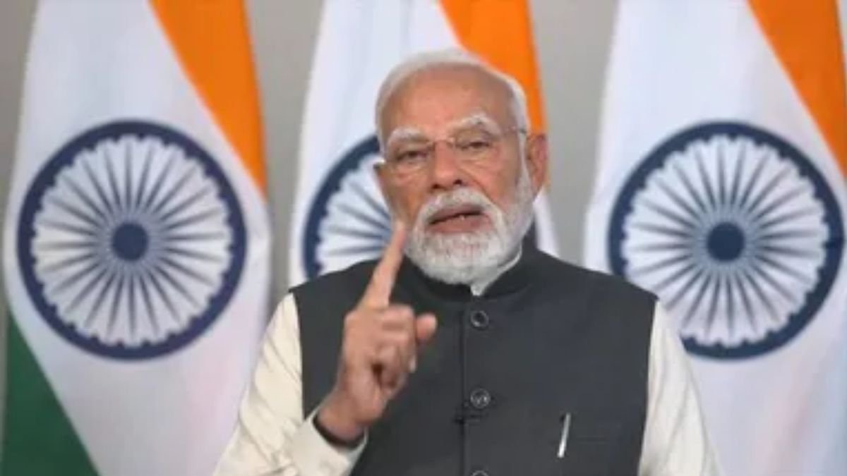 ब्लूमबर्ग इकोनॉमी फोरम में पीएम मोदी बोले, भारत लोकतंत्र की जननी है 2 प्रधानमंत्री मोदी ब्लूमबर्ग न्यू इकोनॉमी फोरम में भारत लोकतंत्र की जननी के विषय पर भाषण देते हुए