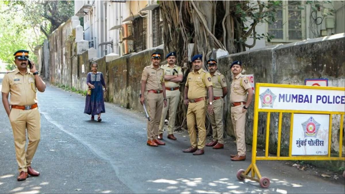 मुंबई मेयर कार्यालय को बम धमकी, पुलिस ने जांच में क्या पाया? 1 मुंबई मेयर कार्यालय को बम धमकी से जुड़ी सुरक्षा जांच