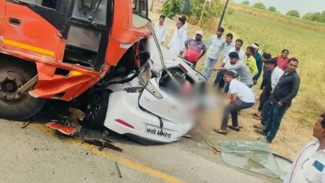 माजलगांव में एसटी बस से कार टकराई दुर्घटना स्थल का दृश्य