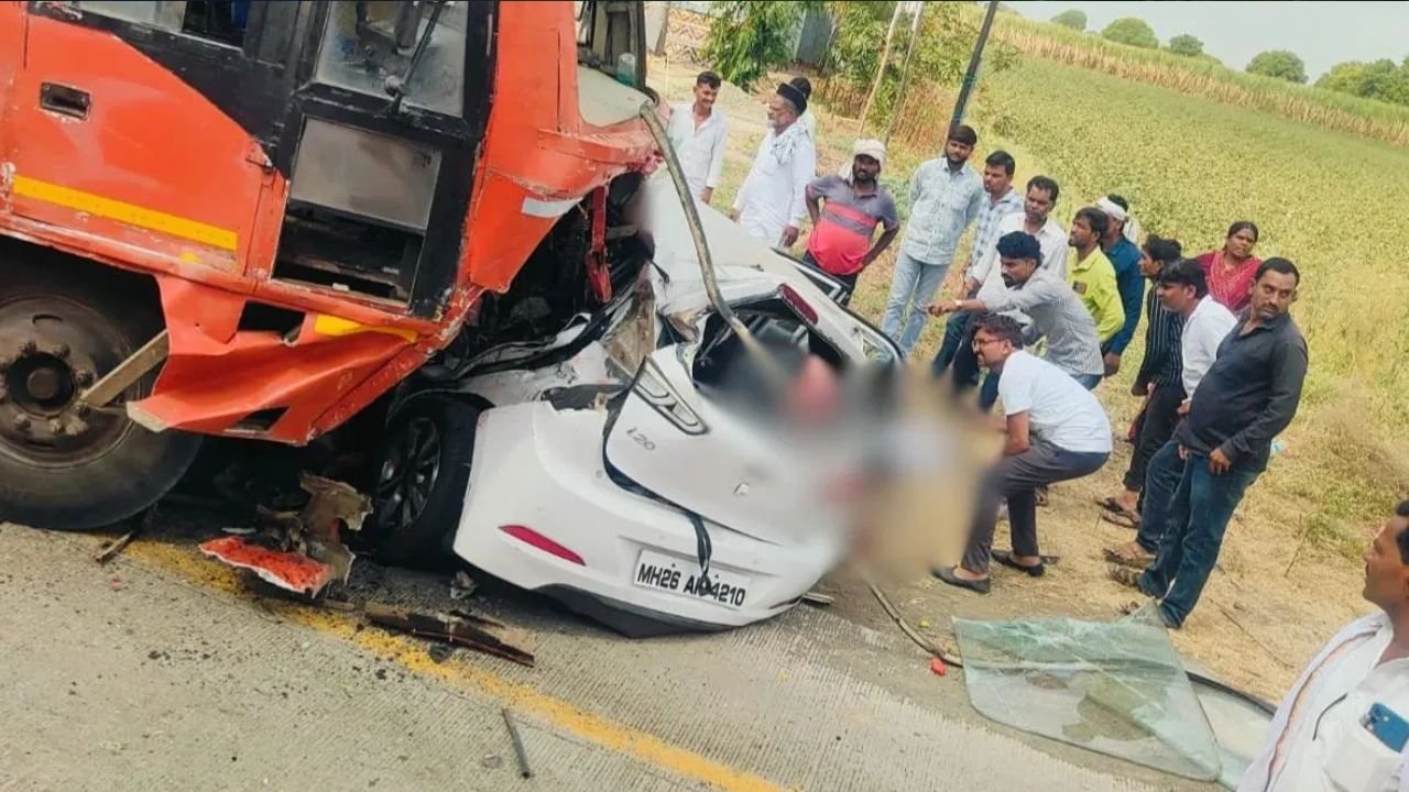 माजलगांव में एसटी बस से कार टकराई दुर्घटना स्थल का दृश्य