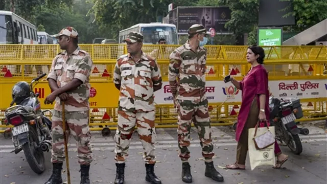 दिल्ली में मुख्य चुनाव आयुक्त के खिलाफ प्रदर्शन में गिरफ्तार प्रदर्शनकारी