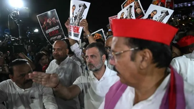 विपक्ष के 10 बड़े नेता CEC ज्ञानेश के खिलाफ राष्ट्रपति द्रौपदी मुर्मू से मिले 1 विपक्ष के 10 बड़े नेता CEC ज्ञानेश कुमार के खिलाफ राष्ट्रपति से मुलाकात करते हुए