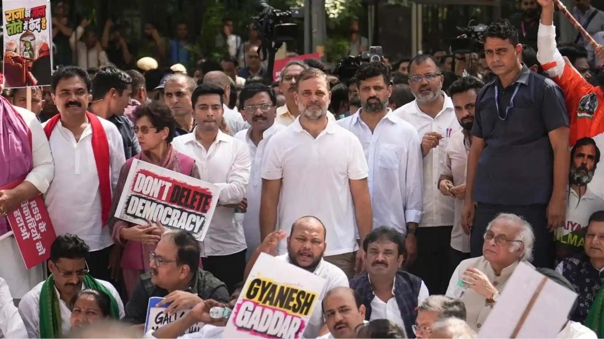 विपक्ष के 10 बड़े नेता CEC ज्ञानेश के खिलाफ राष्ट्रपति द्रौपदी मुर्मू से मिले 2 विपक्ष के 10 बड़े नेता CEC ज्ञानेश कुमार के खिलाफ राष्ट्रपति से मुलाकात करते हुए
