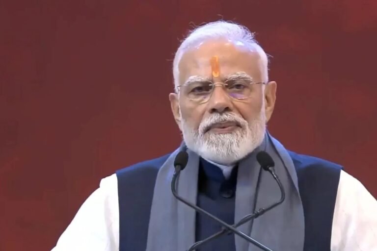 प्रधानमंत्री मोदी का चिन्मय अमृत महोत्सव में स्वामी चिन्मयानंद से बातचीत