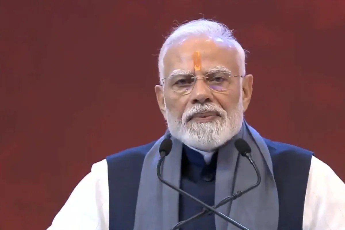 प्रधानमंत्री मोदी का चिन्मय अमृत महोत्सव में स्वामी चिन्मयानंद से बातचीत