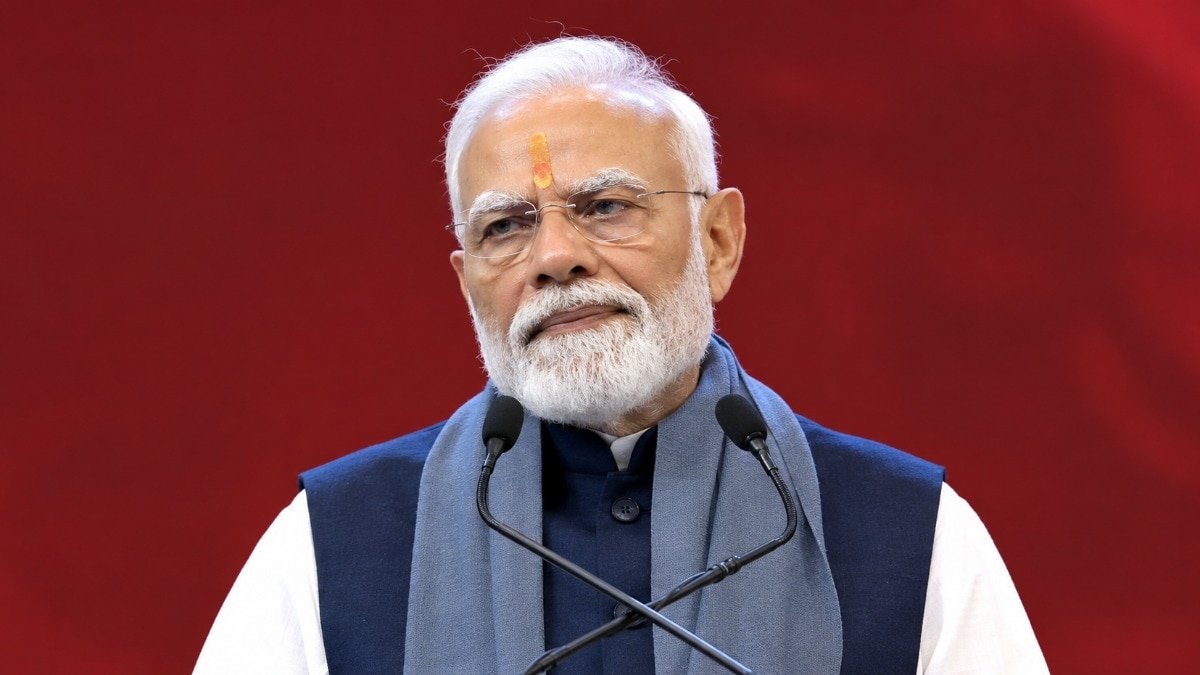 प्रधानमंत्री मोदी का चिन्मय अमृत महोत्सव में स्वामी चिन्मयानंद से बातचीत