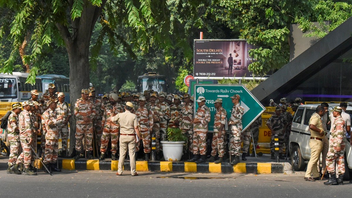 कॉकरोच जनता पार्टी का तिरंगा यात्रा प्रदर्शन 16 अक्टूबर को CP के सेंट्रल पार्क से