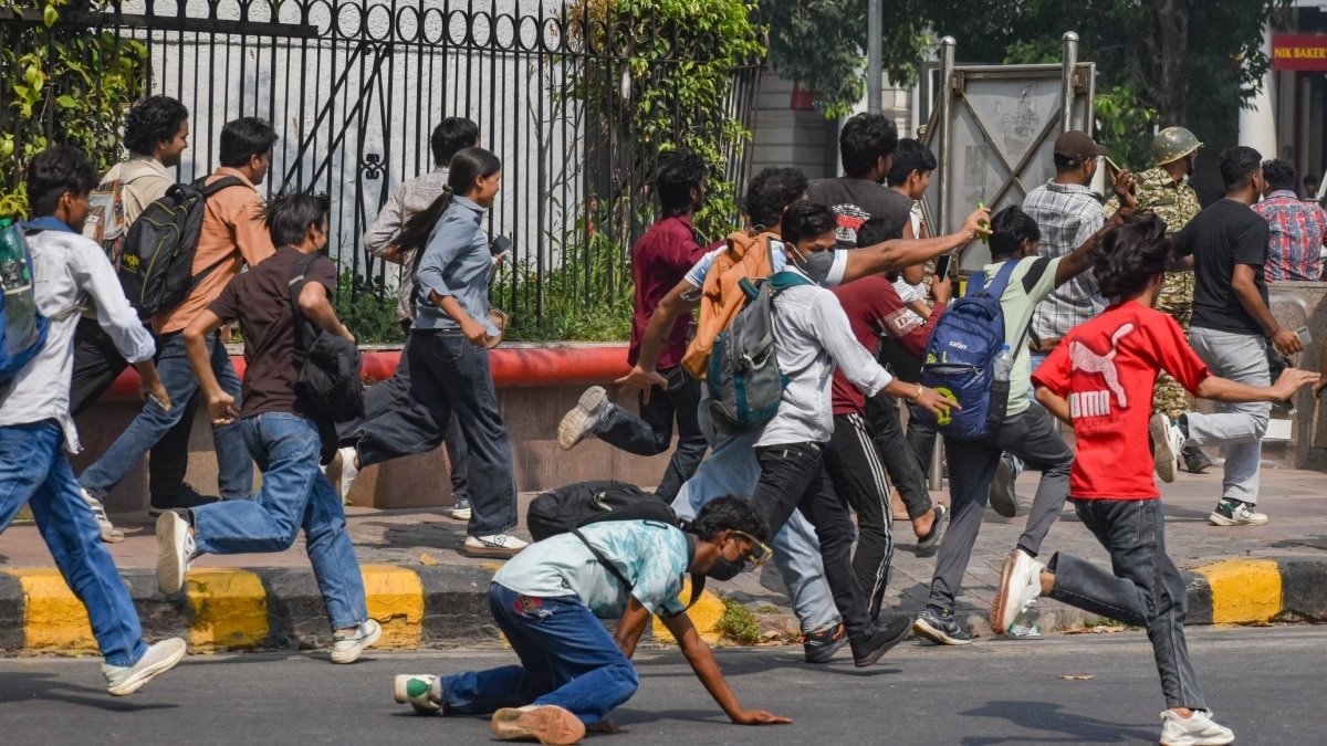 कॉकरोच जनता पार्टी का बड़ा ऐलान, अजिंक्य शिंदे बोले- कल फिर जंतर-मंतर पर आंदोलन 1 कॉकरोच जनता पार्टी के प्रदर्शन में अजिंक्य शिंदे का जंतर-मंतर कूच का ऐलान