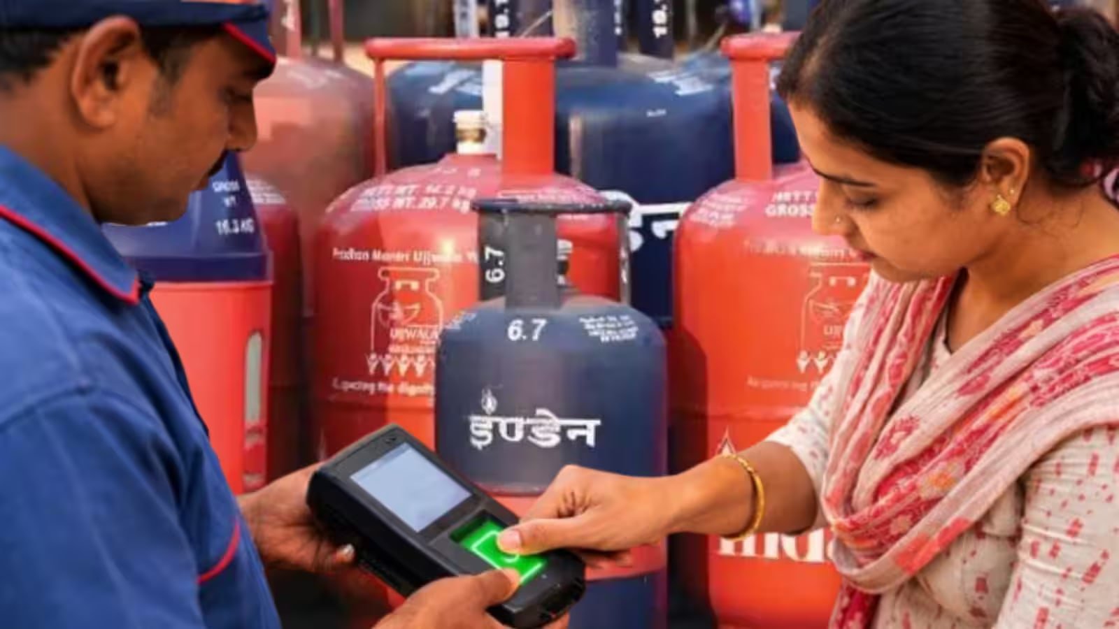 एलपीजी उपभोक्ताओं के लिए जरूरी: कुछ ग्राहकों को अब मिलेगा कमर्शियल रेट गैस सिलिंडर 1 एलपीजी उपभोक्ताओं के लिए कमर्शियल रेट गैस सिलिंडर का नया नियम