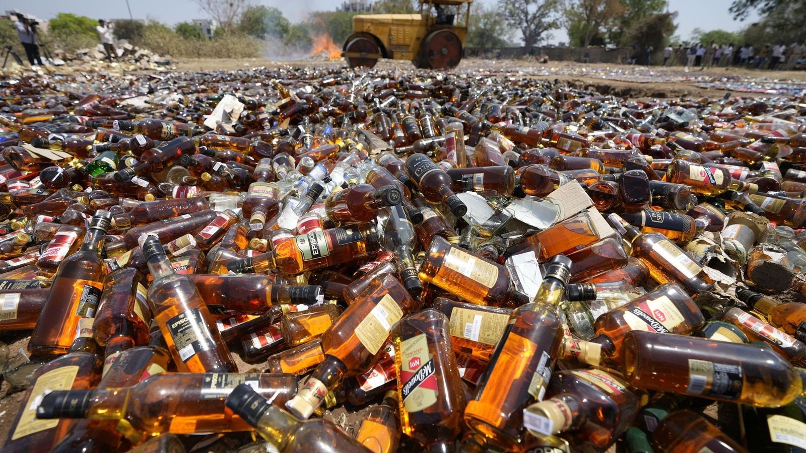 देवास में 20 दिनों में 13 मौतें, जहरीली शराब का आरोप