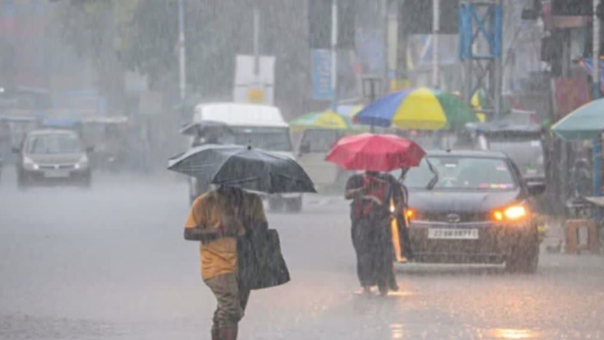 दशहरे पर बारिश का अलर्ट के कारण इंदौर और उज्जैन में गिरे बादल और मौसम खराब