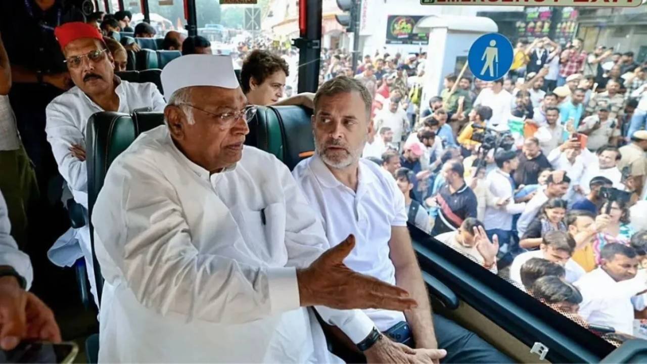 सुप्रीम कोर्ट में ECI के खिलाफ याचिका दायर करते राहुल गांधी और विपक्षी नेता