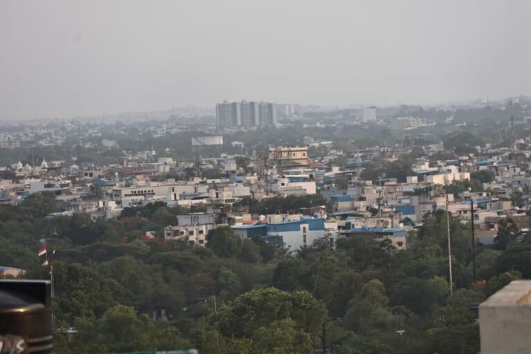 इंदौर में फायर सेफ्टी जांच के दौरान सील किए गए भवन