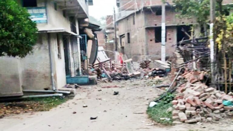सीवान के अलमापुर में पटाखा विस्फोट के बाद मलबा और राहत कार्य