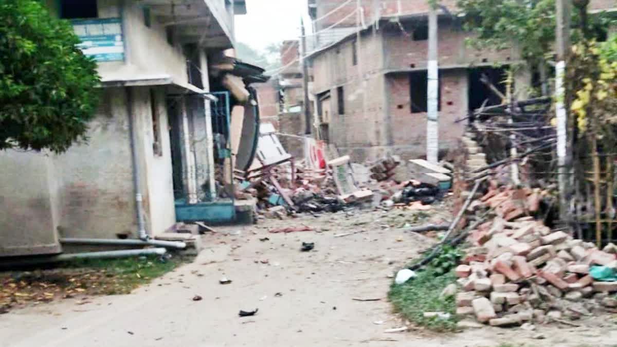 सीवान के अलमापुर में पटाखा बनाने के दौरान धमाका, पति-पत्नी और बेटी की मौत 1 सीवान के अलमापुर में पटाखा विस्फोट के बाद मलबा और राहत कार्य