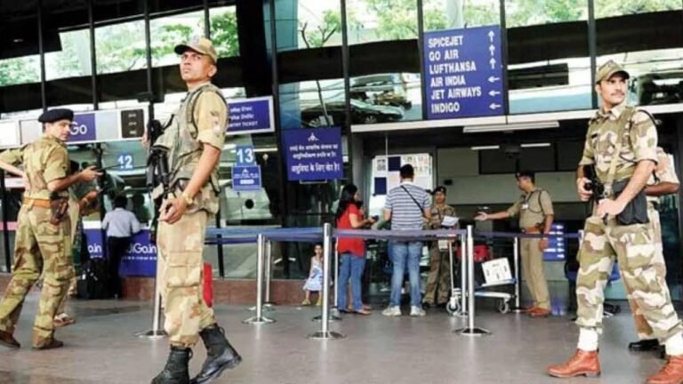 कोलकाता एयरपोर्ट पर विदेशी मुद्रा जब्ती का दृश्य