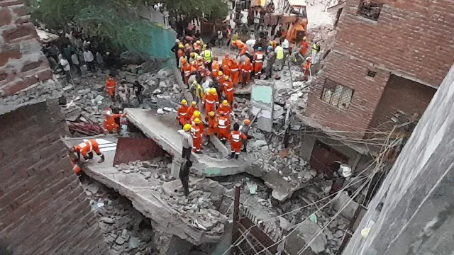दिल्ली के हर्ष विहार में भरभराकर गिरा मकान, फंसे हुए लोगों को निकालने का काम जारी 1 दिल्ली के हर्ष विहार में मकान गिरने और दमकल विभाग की बचाव कार्रवाई