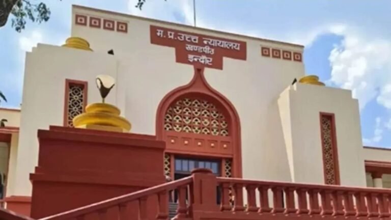 इंदौर की खराब सड़क और ट्रैफिक जाम की तस्वीर