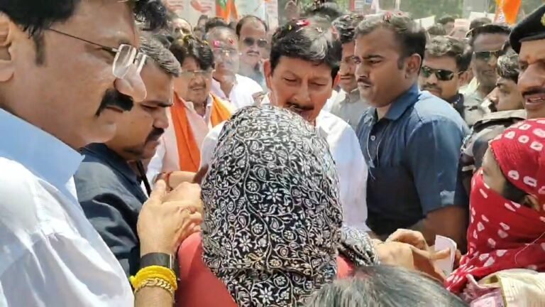 इंदौर भाजपा संकल्प सभा में सफाईकर्मियों का विरोध प्रदर्शन