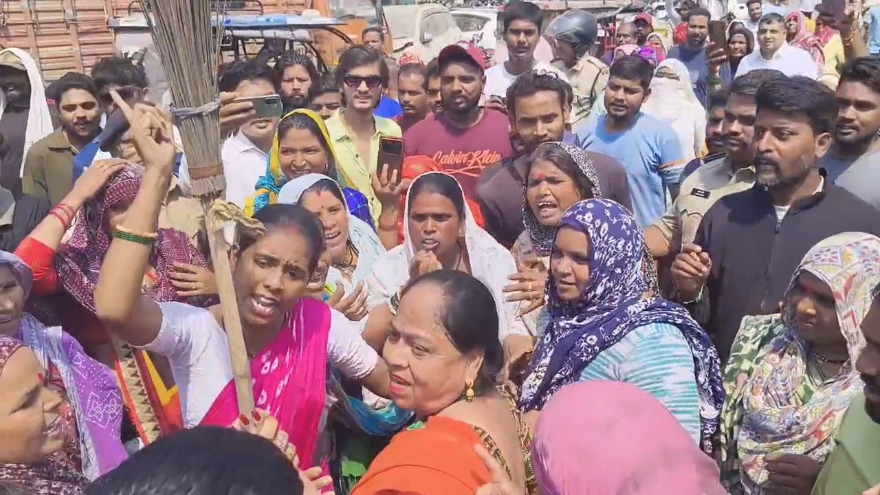 भाजपा की संकल्प सभा में सफाईकर्मियों का हंगामा, नेताओं को करना पड़ा विरोध का सामना