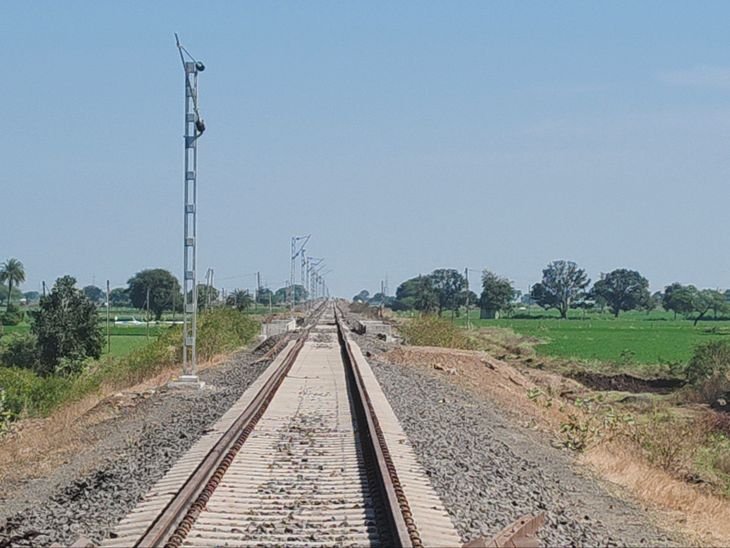 धार-पीथमपुर रेलखंड पर छह घंटे टॉली निरीक्षण करते रेलवे अधिकारी