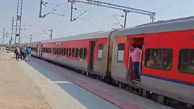 त्योहारों के करीब इंदौर हावड़ा एक्सप्रेस में स्लीपर और 3AC वेटिंग की लंबी सूची