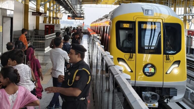 इंदौर मेट्रो की रफ्तार धीमी, पहले महीने में कम यात्री संख्या