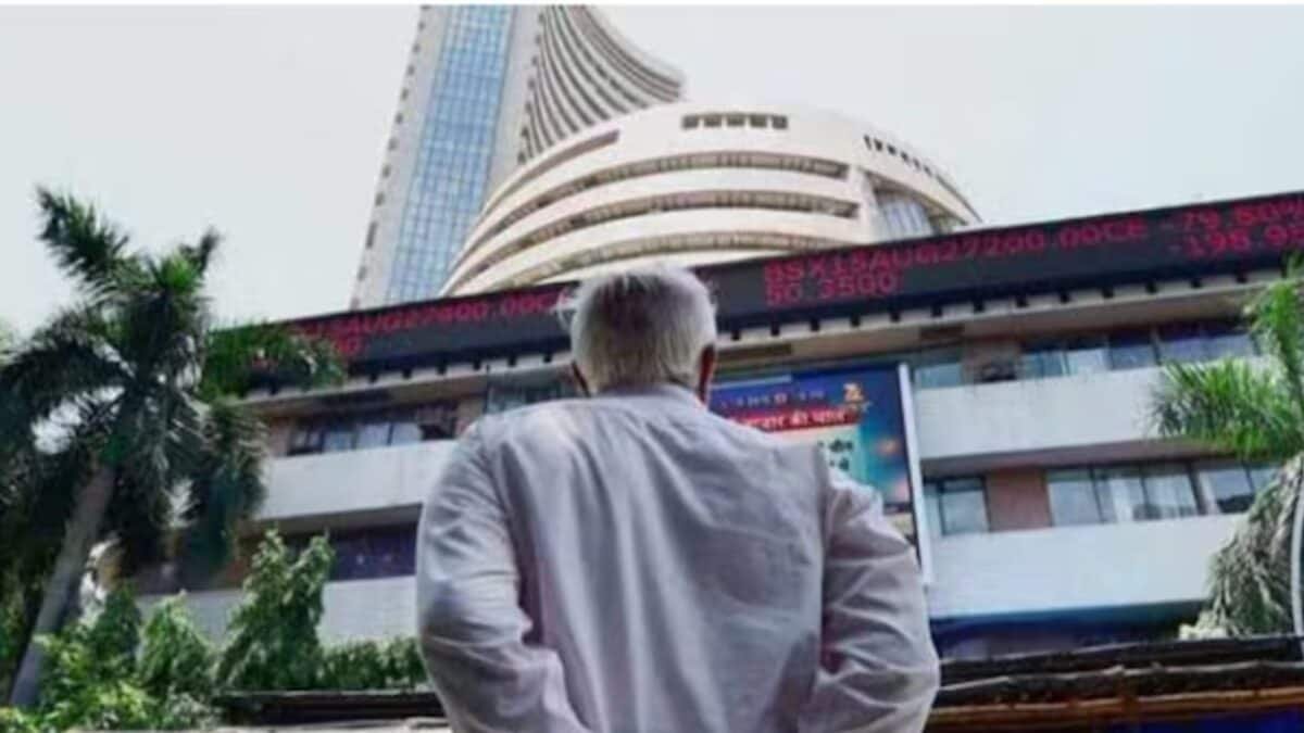 गिरावट के साथ बंद हुआ शेयर बाजार, सेंसेक्स के 9 ही शेयर हरे निशान में रहे 1 आईटी स्टॉक्स में गिरावट के बीच सेंसेक्स के 9 शेयर हरे निशान में