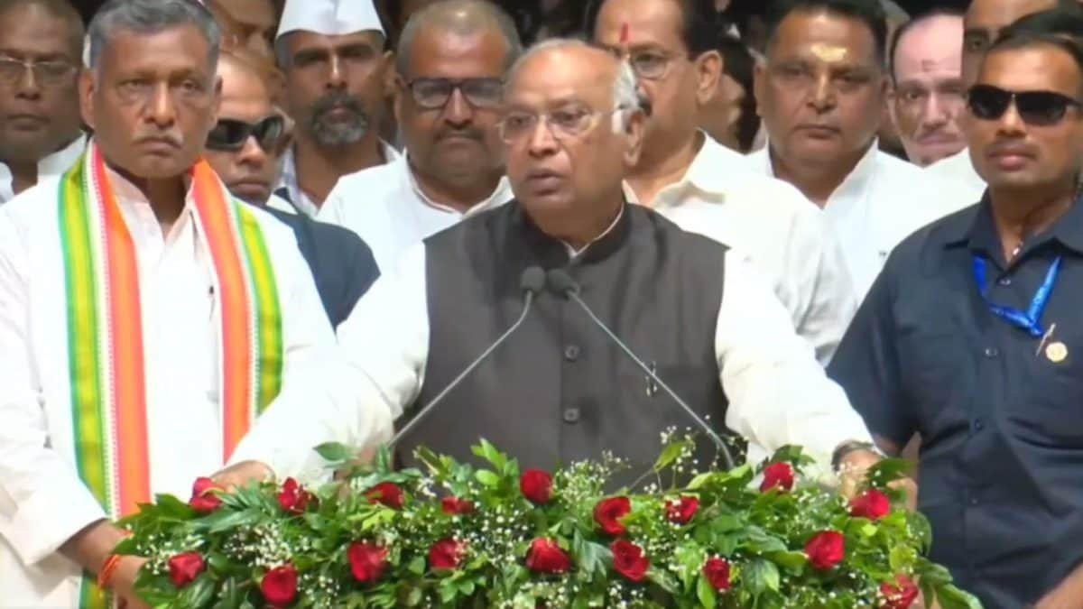 पटना में खरगे के विवादित बयान के दौरान हंगामा और युवक की पिटाई