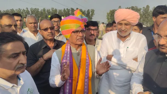 करनाल में बोले शिवराज सिंह चौहान: किसानों का सेवक हूं, सम्मान पर आंच नहीं आने दूंगा 1 करनाल में किसानों का सेवक शिवराज सिंह चौहान किसान चौपाल में संवाद करते हुए