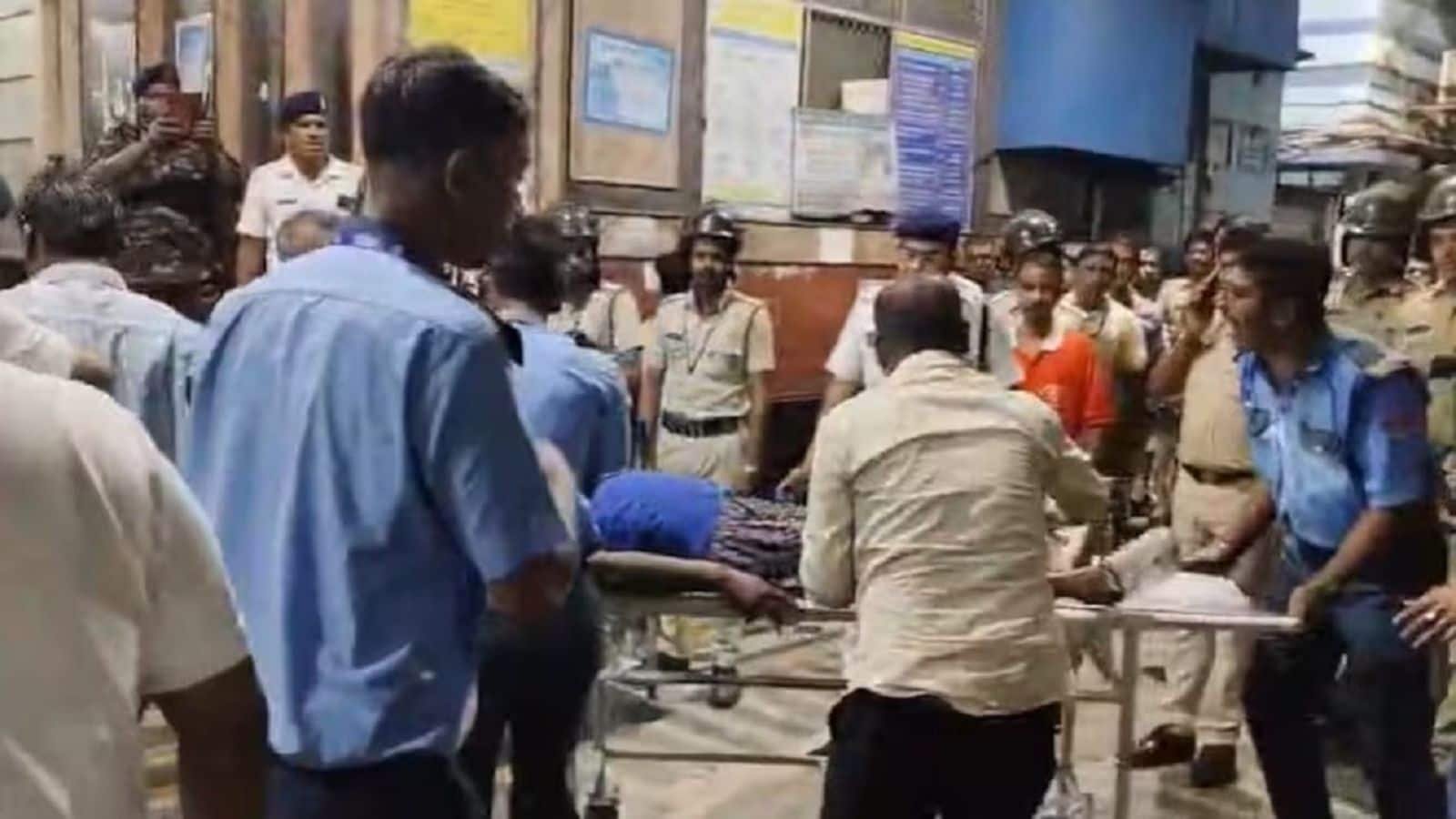 कोलकाता के चोरबगान पूजा पंडाल में भगदड़, 17 लोगों की मौत, 35 घायल 2 कोलकाता के चोरबगान पूजा पंडाल में भगदड़ की घटना