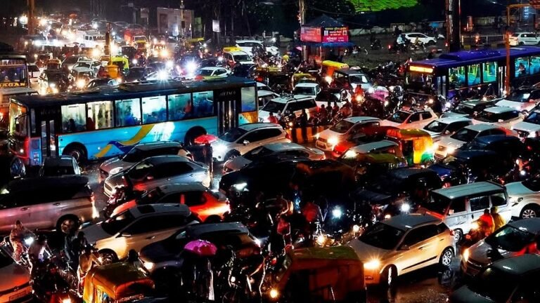 एलआईजी नवलखा एलिवेटेड कॉरिडोर के निर्माण स्थल की तस्वीर