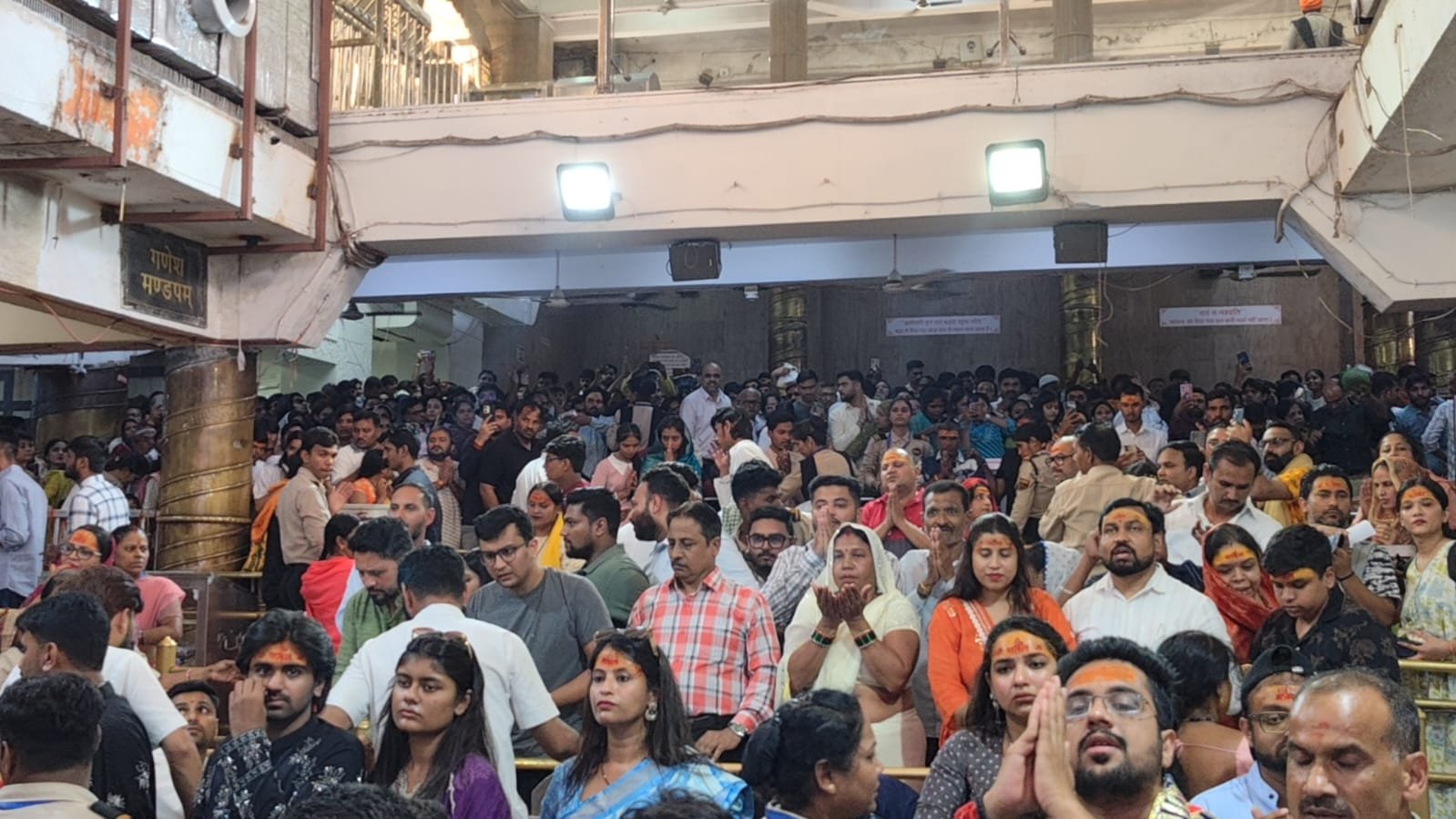 अंगद के पांव की तरह जमे कर्मचारी बिगाड़ रहे महाकाल मंदिर की व्यवस्था, न ड्यूटी बदलती है और न स्थान 1 अंगद के पांव की तरह जमे कर्मचारी बिगाड़ रहे महाकाल मंदिर की व्यवस्था, न ड्यूटी बदलती है और न स्थान