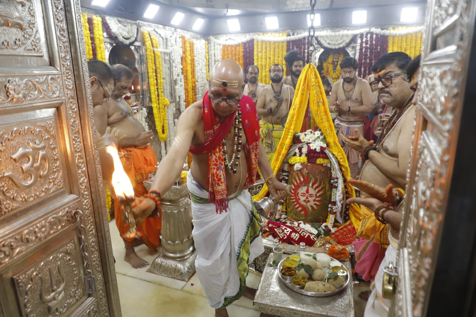 अंगद के पांव की तरह जमे कर्मचारी बिगाड़ रहे महाकाल मंदिर की व्यवस्था, न ड्यूटी बदलती है और न स्थान 2 अंगद के पांव की तरह जमे कर्मचारी बिगाड़ रहे महाकाल मंदिर की व्यवस्था, न ड्यूटी बदलती है और न स्थान