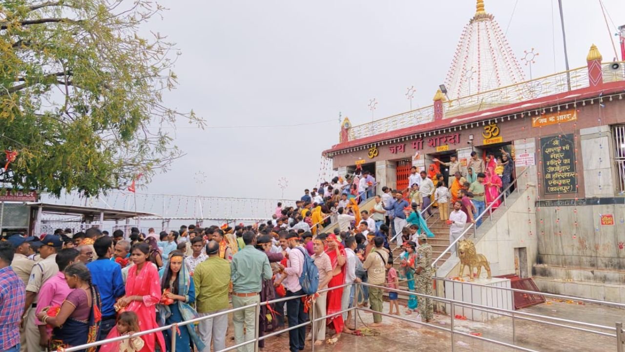 मैहर मां शारदा के दर्शन के लिए श्रद्धालुओं की भीड़