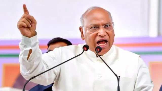 मल्लिकार्जुन खरगे और अखिलेश यादव चुनाव आयोग पर हमला करते हुए