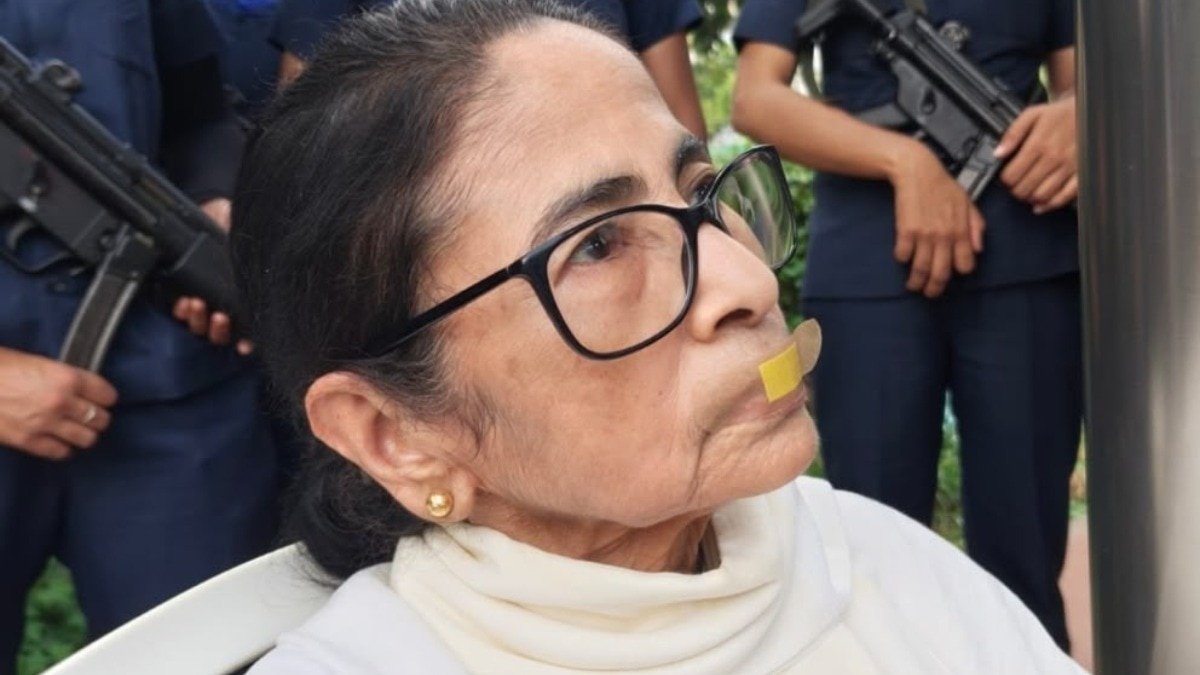 ममता बनर्जी ने CJP समर्थन में मुंह पर बैंड-एड लगाकर विरोध जताया