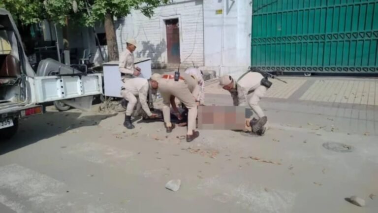 मणिपुर हिंसा में मुख्यमंत्री आवास के बाहर शव रखे गए प्रदर्शन का दृश्य