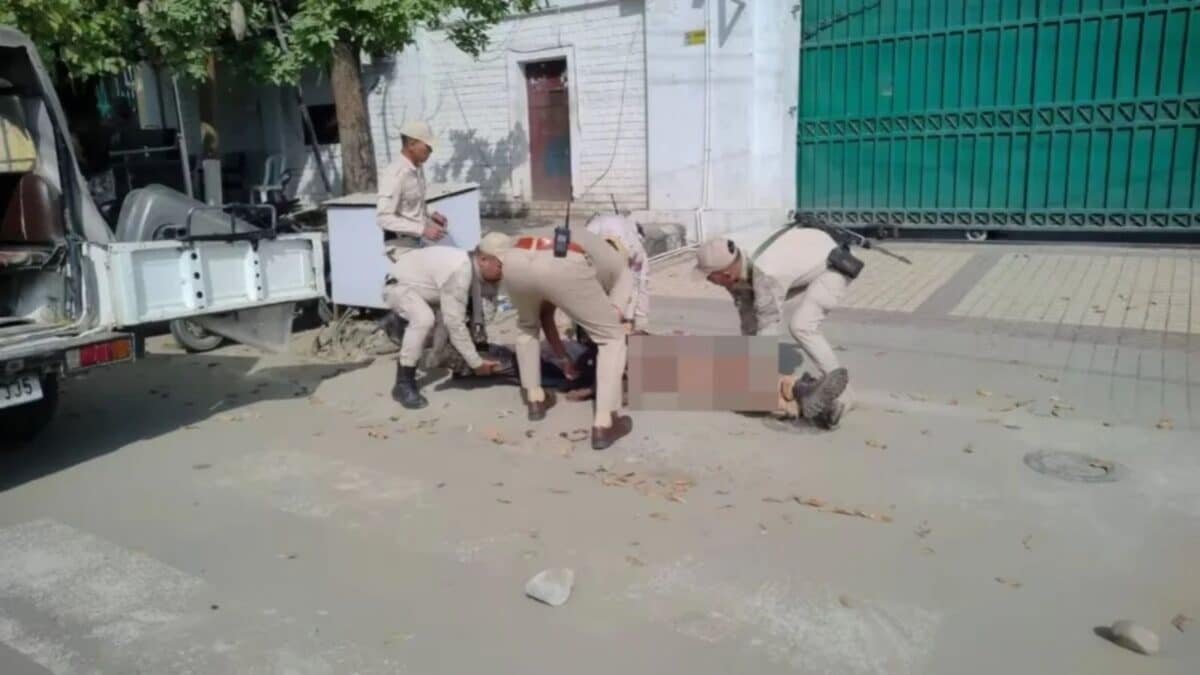 मणिपुर हिंसा: CM आवास के बाहर शव छोड़ने से तनाव बढ़ा, गिरफ्तारी की मांग 1 मणिपुर हिंसा में मुख्यमंत्री आवास के बाहर शव रखे गए प्रदर्शन का दृश्य