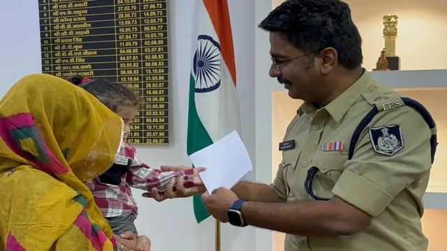 मंदसौर में 2 साल के मनवीत को पिता की शहादत पर कॉन्स्टेबल नियुक्ति 1 मंदसौर में 2 साल के मनवीत को बाल आरक्षक नियुक्ति के लिए पुलिस अधीक्षक से पत्र प्राप्त करते हुए