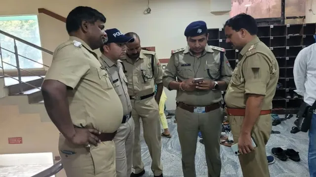 मंदसौर में 2 साल के मनवीत को पिता की शहादत पर कॉन्स्टेबल नियुक्ति 2 मंदसौर में 2 साल के मनवीत को बाल आरक्षक नियुक्ति के लिए पुलिस अधीक्षक से पत्र प्राप्त करते हुए