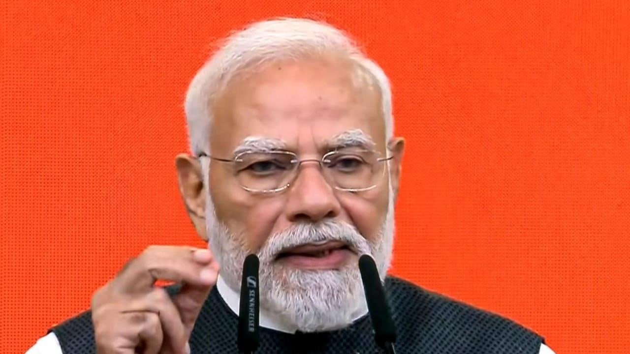 मोबाइल कांग्रेस में मोदी का भाषण जिसमें बैंकिंग और अस्पताल सेवाओं को फोन में लाने की बात कही गई