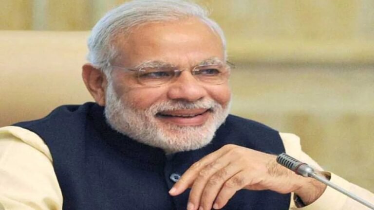 प्रधानमंत्री नरेंद्र मोदी आदिवासियों की सेवा में बिताए वर्षों की याद करते हुए