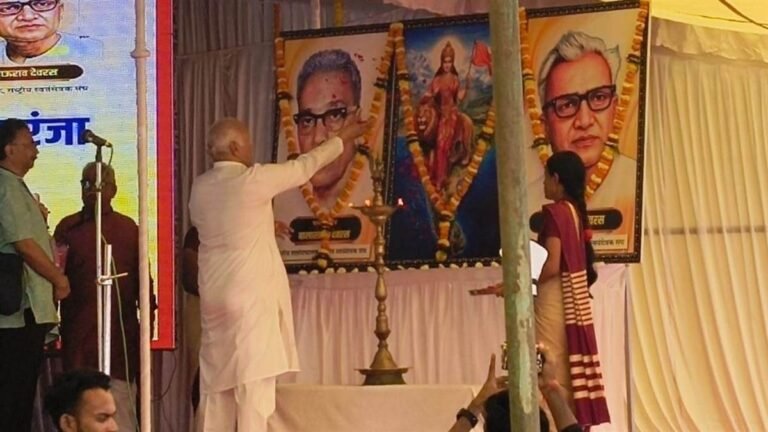डॉ. मोहन भागवत बालाघाट में कैप्टन स्मित मच्छर की बहादुरी की सराहना करते हुए
