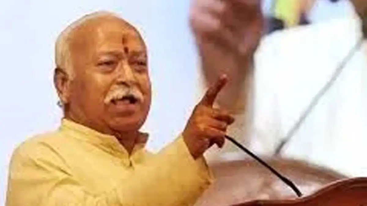 डॉ. मोहन भागवत बालाघाट में कैप्टन स्मित मच्छर की बहादुरी की सराहना करते हुए
