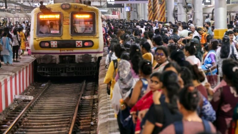 मुंबई लोकल ट्रेन सेवा तकनीकी खराबी के कारण पटरियों पर उतरे यात्री